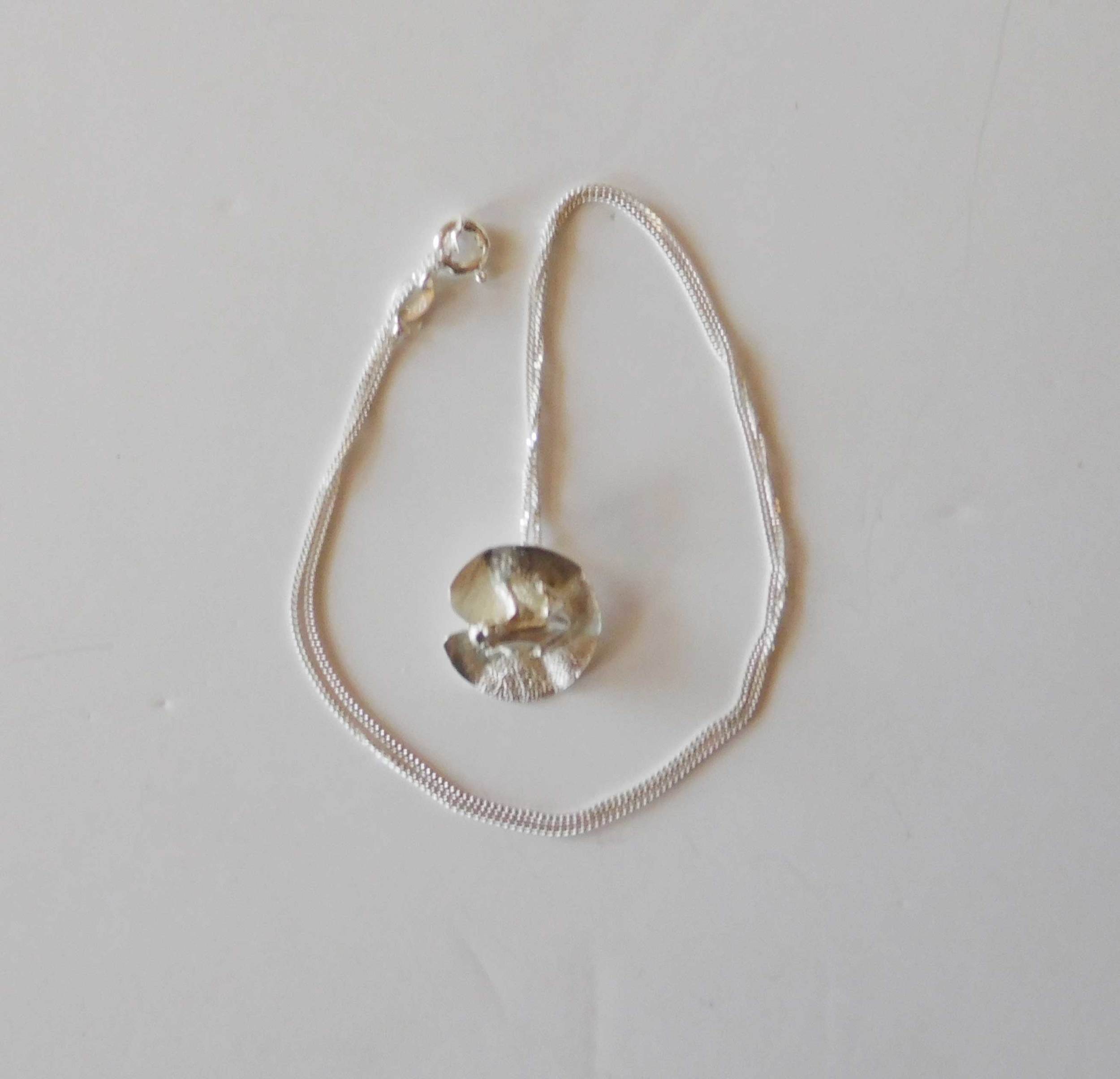 Barbel-Gamsu---Frog-on-Lilypad-Small-Necklace-(3)